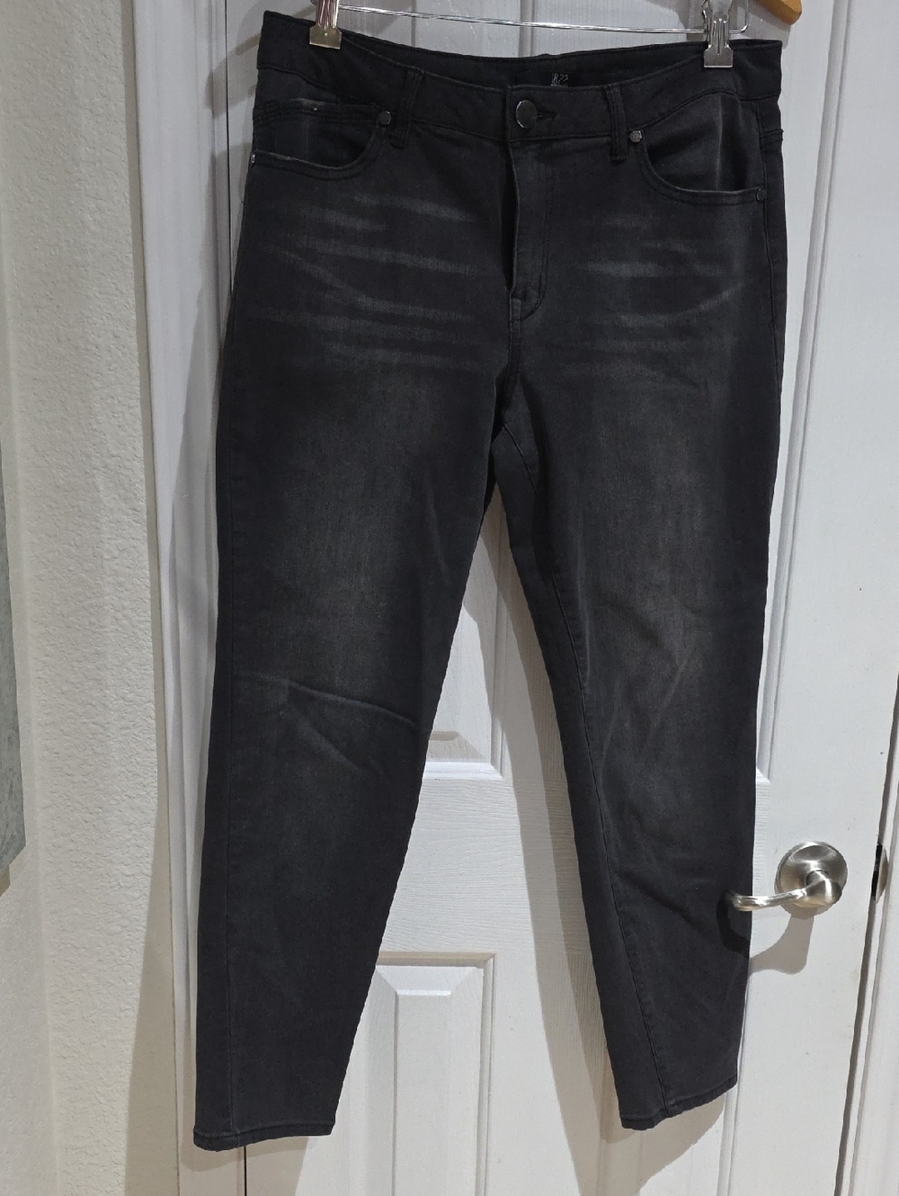 1822 Women’s Black Washed Jeans  Size 12